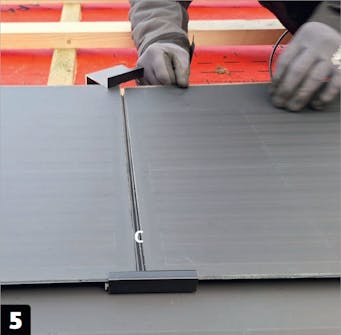 Aurinkopaneelit asennettuna: Ole tarkkana tiivisteen (C) kanssa Aurinkopaneelit asennettuna: Ole tarkkana tiivisteen (C) kanssa